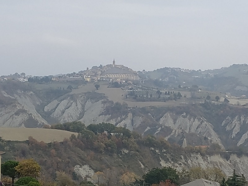 il capoluogo Castignano vista dalla frazione di Ripaberarda